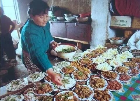 农村吃瓜喝酒视频,吃瓜饮酒欢乐多